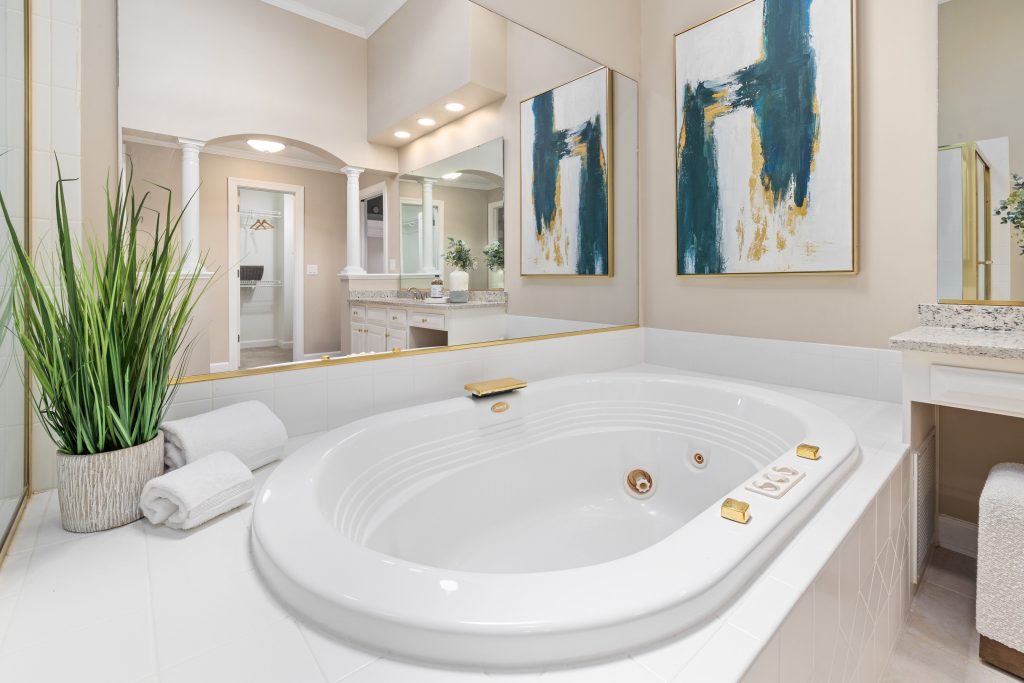 Pros and Cons of a Built-in Bathtub